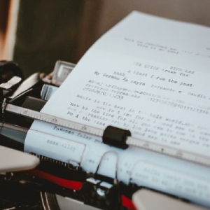 Beschriebenes Blatt in einer Schreibmaschine